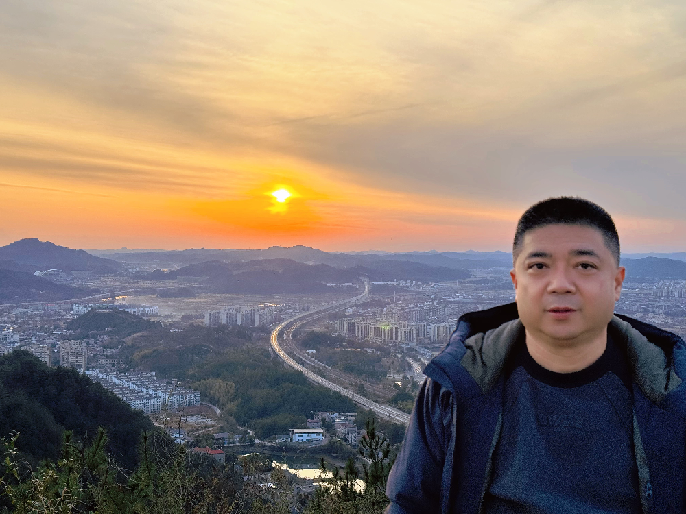 袁智勇（國(guó)瓷紅葉畫院研究員）