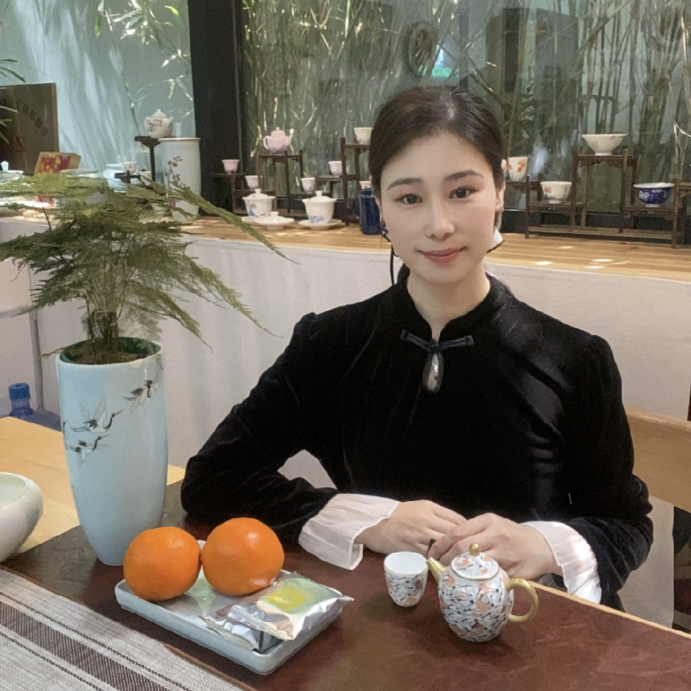 王運(yùn)婕（國(guó)瓷紅葉畫院高級(jí)畫師）