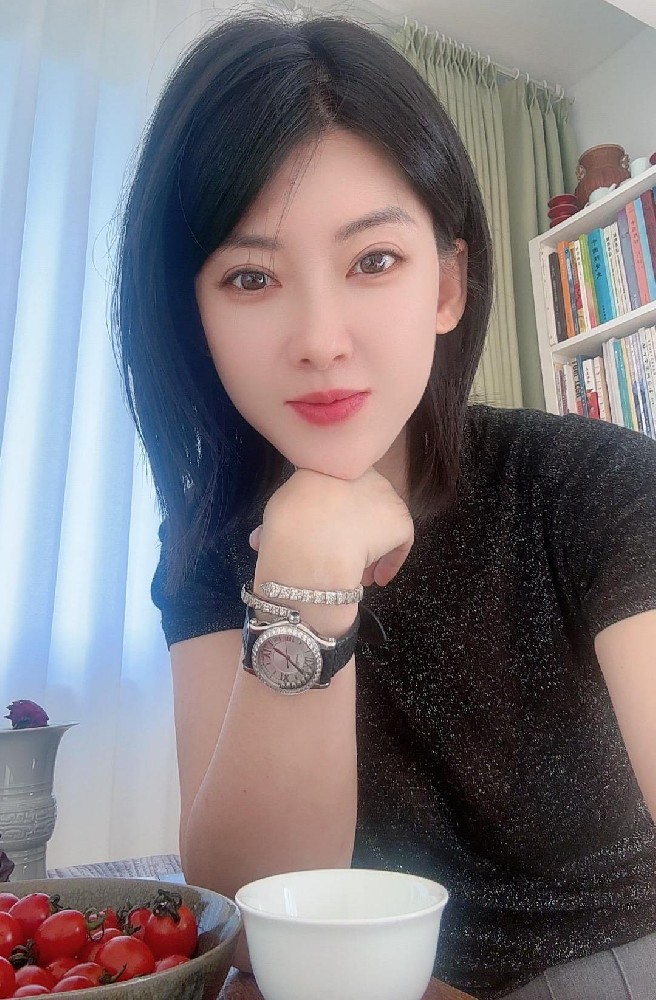 趙玲（國(guó)瓷紅葉畫院高級(jí)畫師）